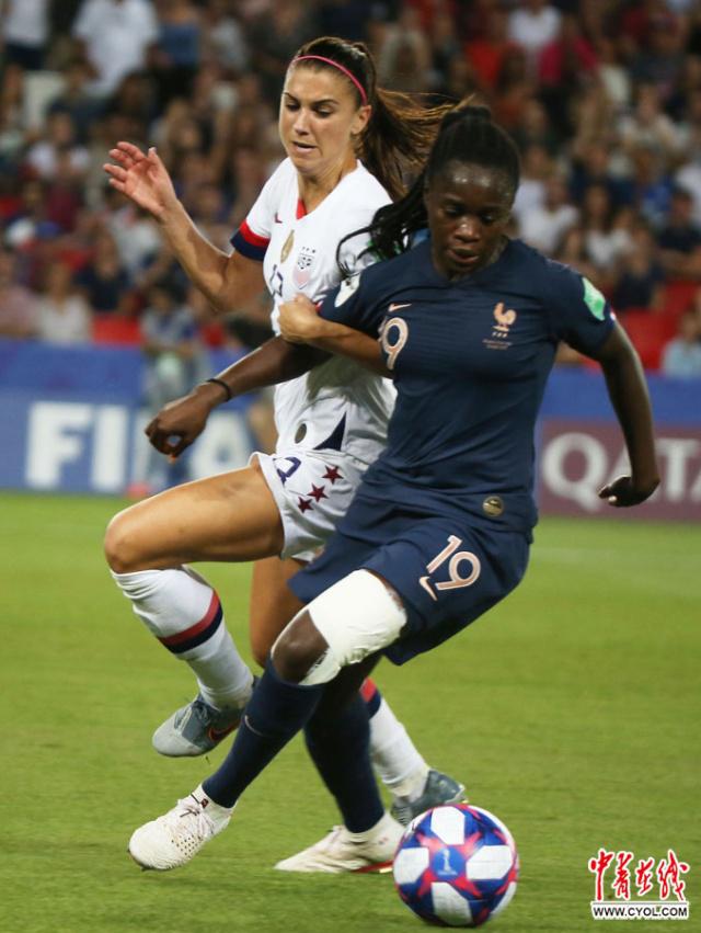 泰国队险胜法国队，黄鸭组合惊艳四座