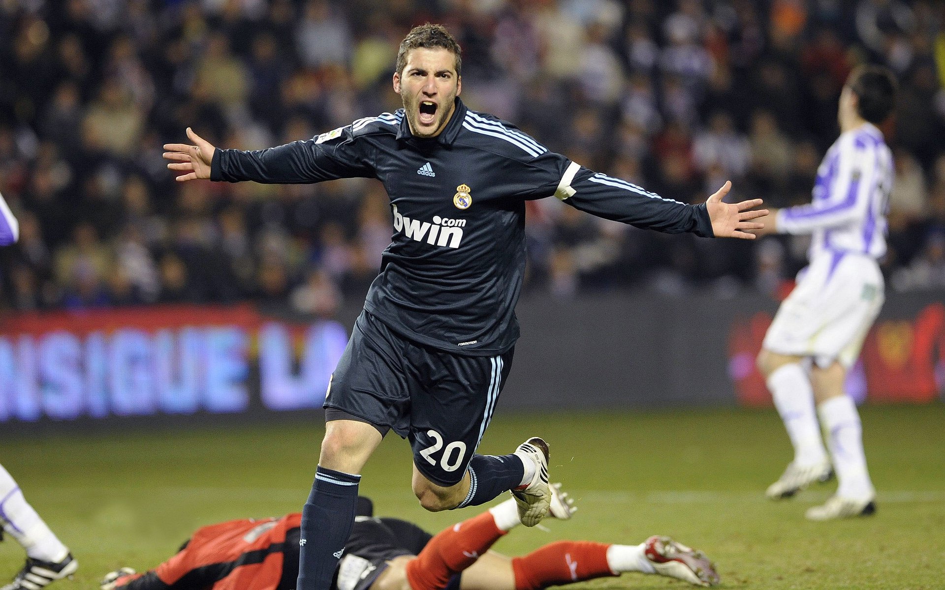 美加墨世界杯之夜，东契奇完美演出，定义篮球艺术的当代巅峰